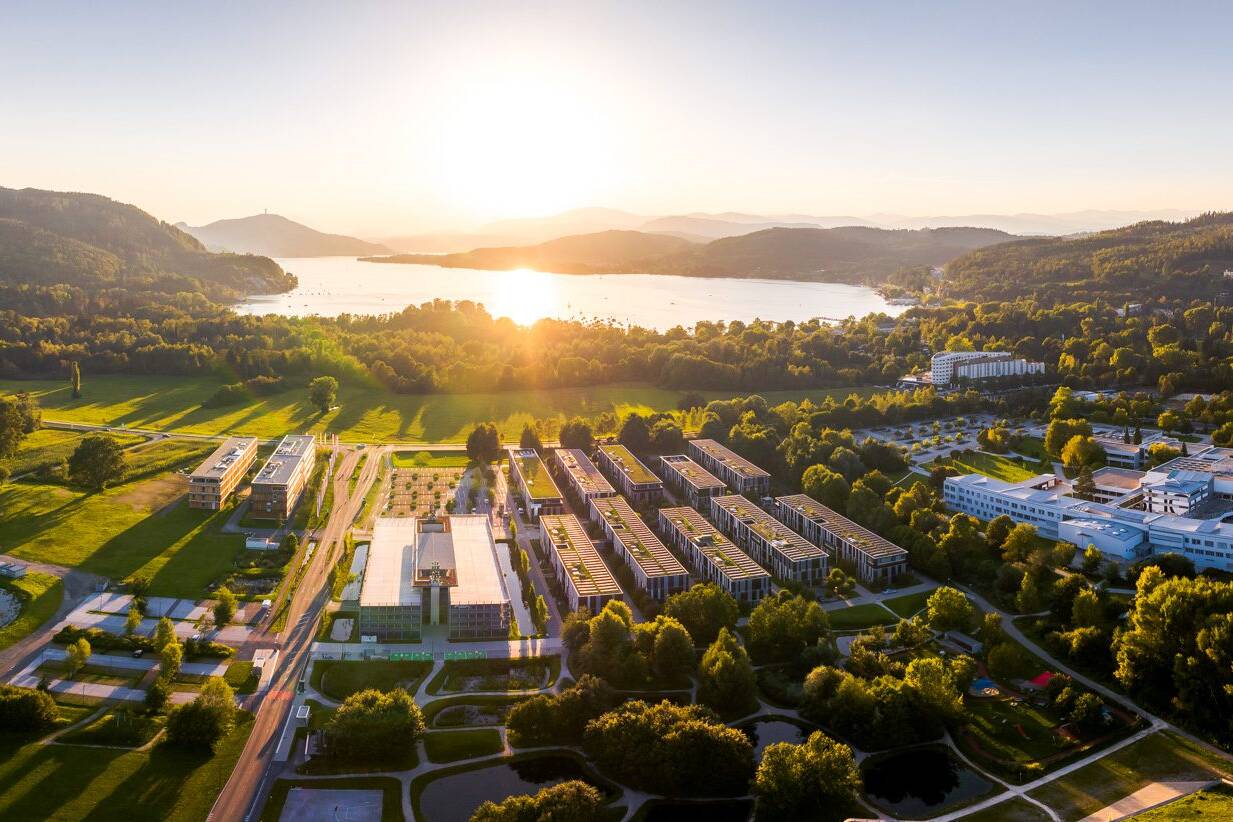 Drohnenpanorama bei Sonnenuntergang über Klagenfurt mit Wörthersee