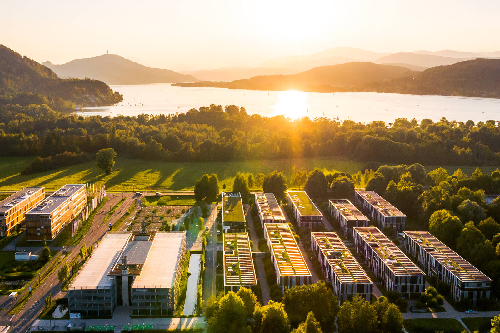 Lakeside Park in Klagenfurt bei Sonnenuntergang, Drohnenaufnahme mit Wörthersee