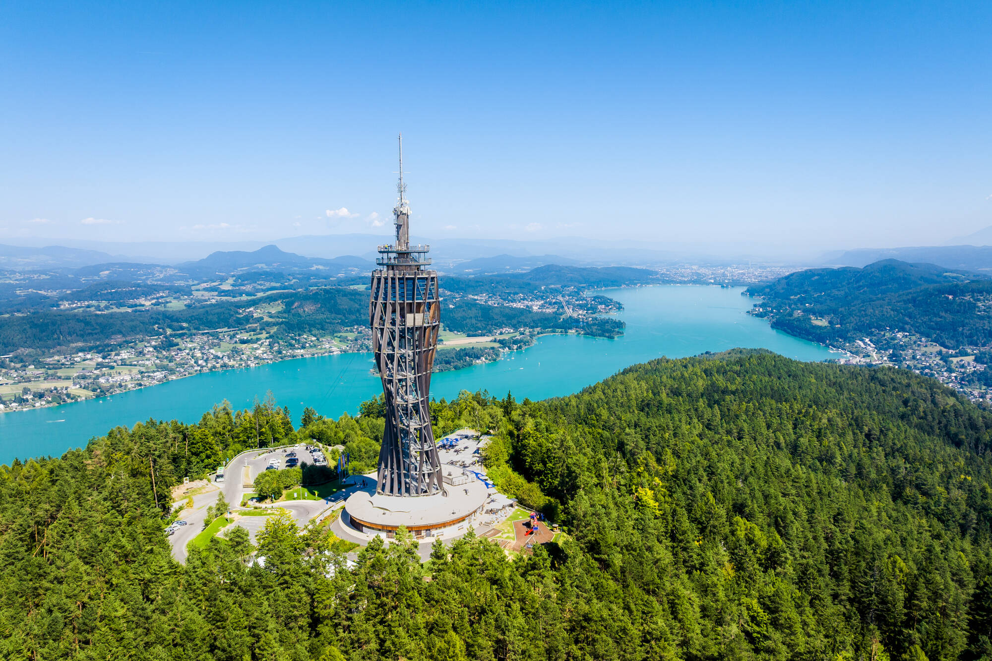 Aussichtsturm Pyramidenkogel über dem Wörthersee, Drohnenaufnahme